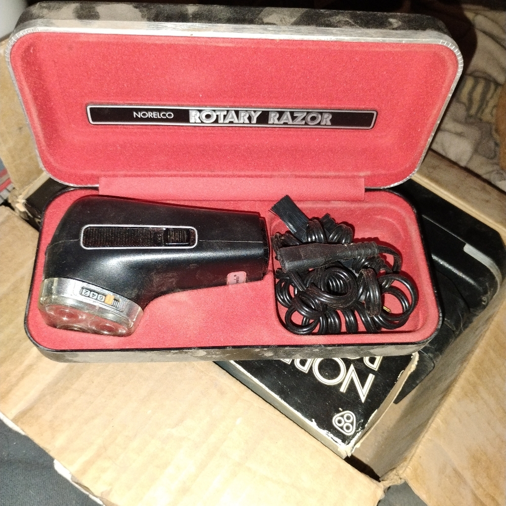 Vintage Norelco Rotary Electric Razor HP-1121 UNTESTED FOR PARTS OR REPAIR